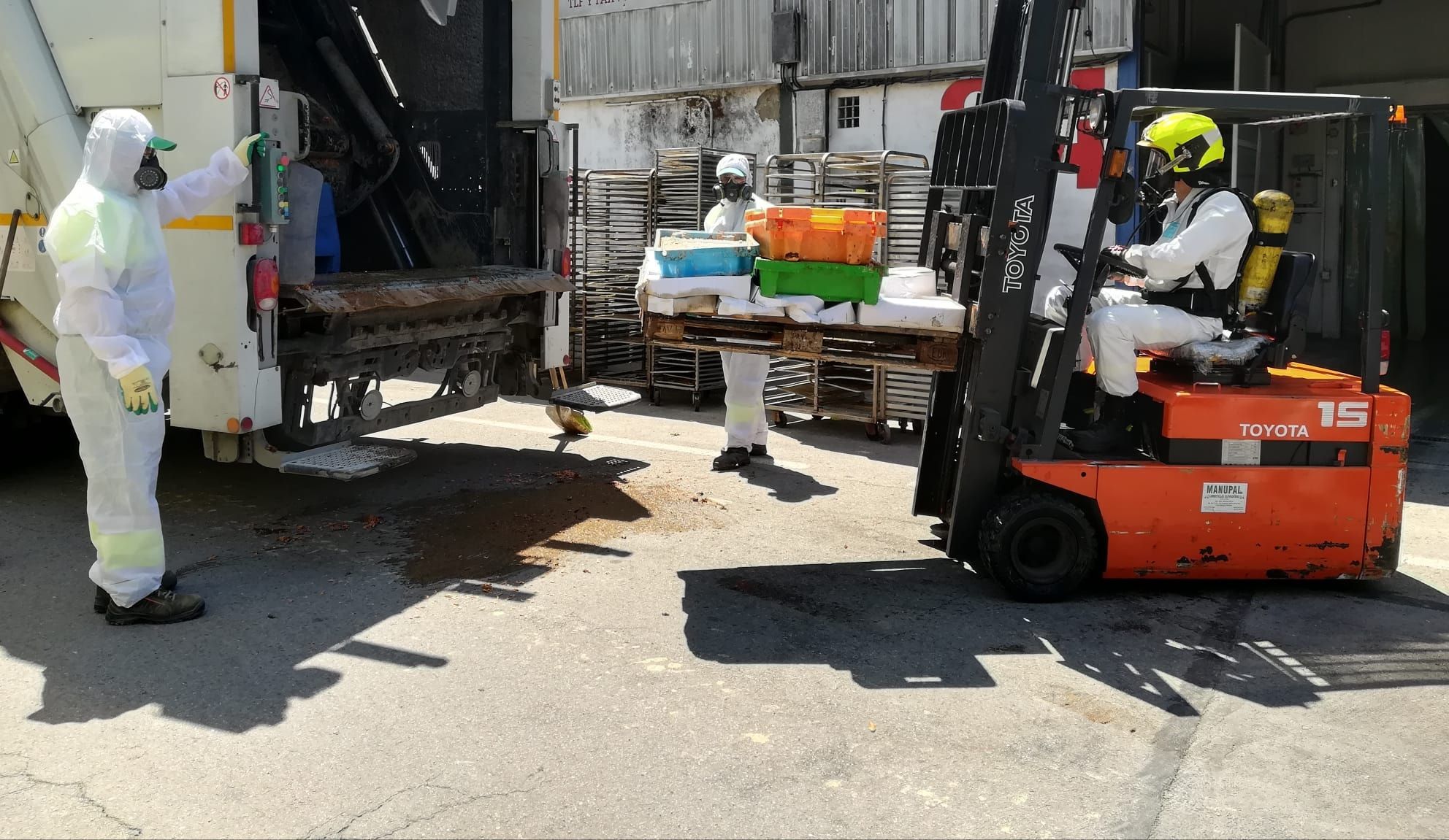 Un momento de la intervención de Bomberos en la nave del polígono industrial Bertola. BOMBEROS JEREZ