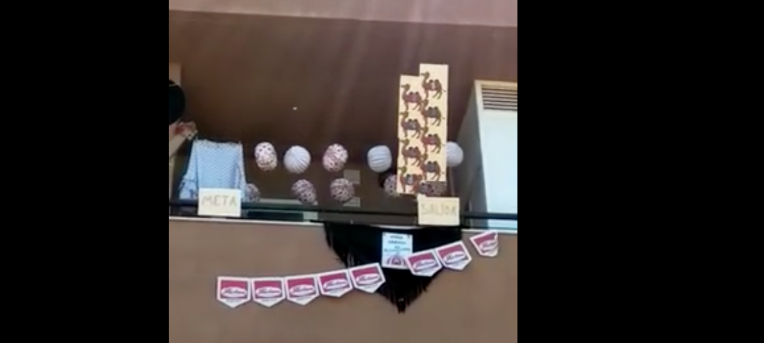 Las carreras de camellos, en un balcón de Sevilla durante la no Feria de Abril.