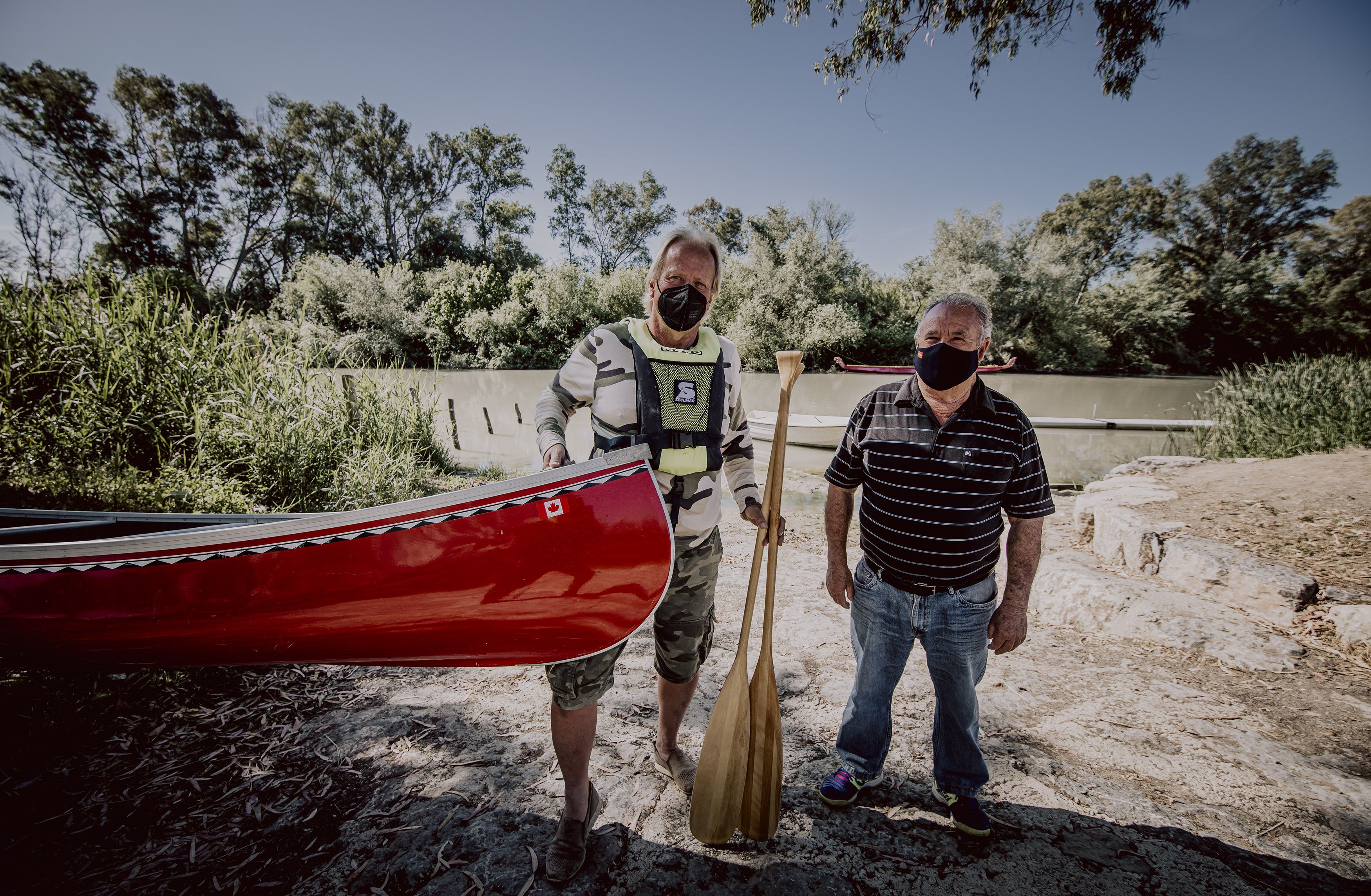 Lars Olsson, sujetando una canoa canadiense, junto a Miguel, vecino de toda la vida de La Corta, este martes.