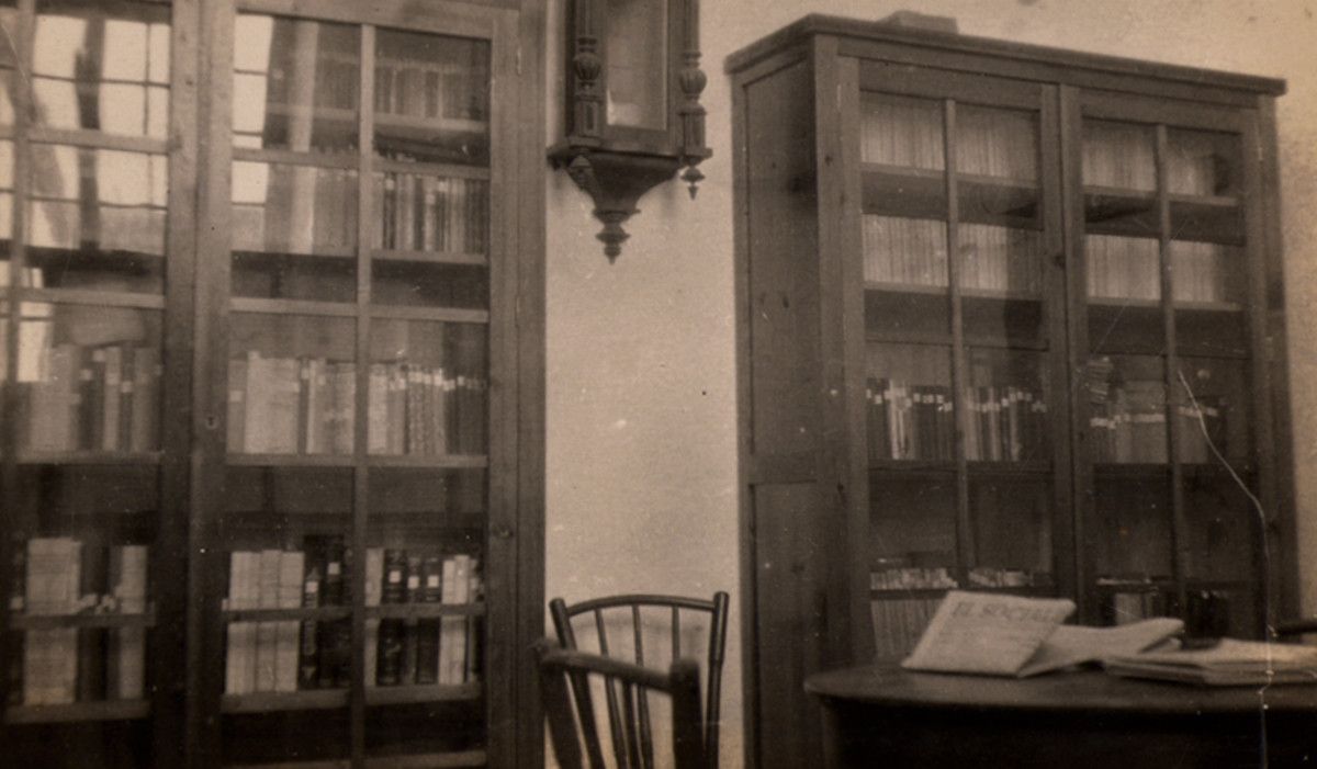 Armarios de la biblioteca escolar de la Escuela Graduada Carmen Benítez.