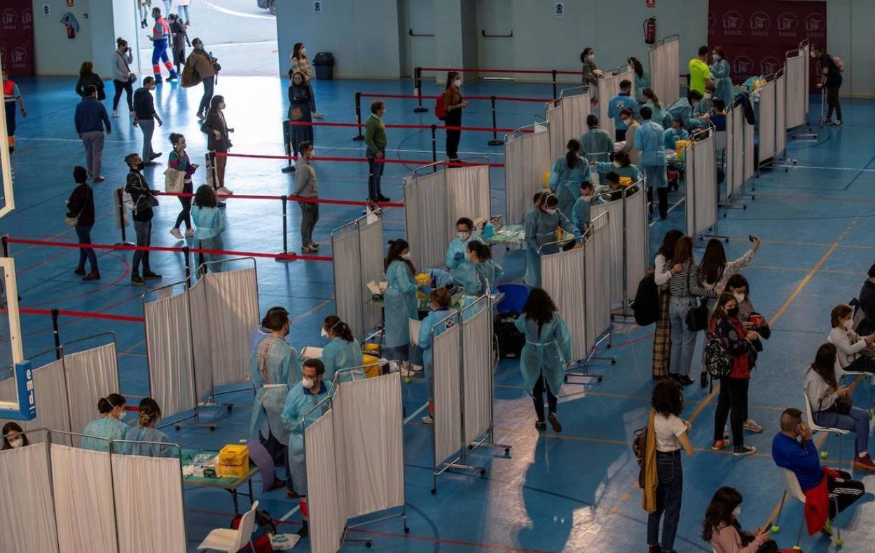 Vacunación masiva en un complejo deportivo andaluz. Vacunación masiva en un complejo deportivo andaluz.