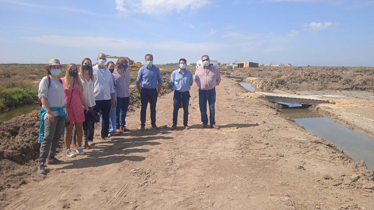 El alcalde de Trebujena, Jorge Rodríguez, y los tenientes de alcalde Ramón Galán y Ana Luisa Robredo, en las salinas La Esperanza.