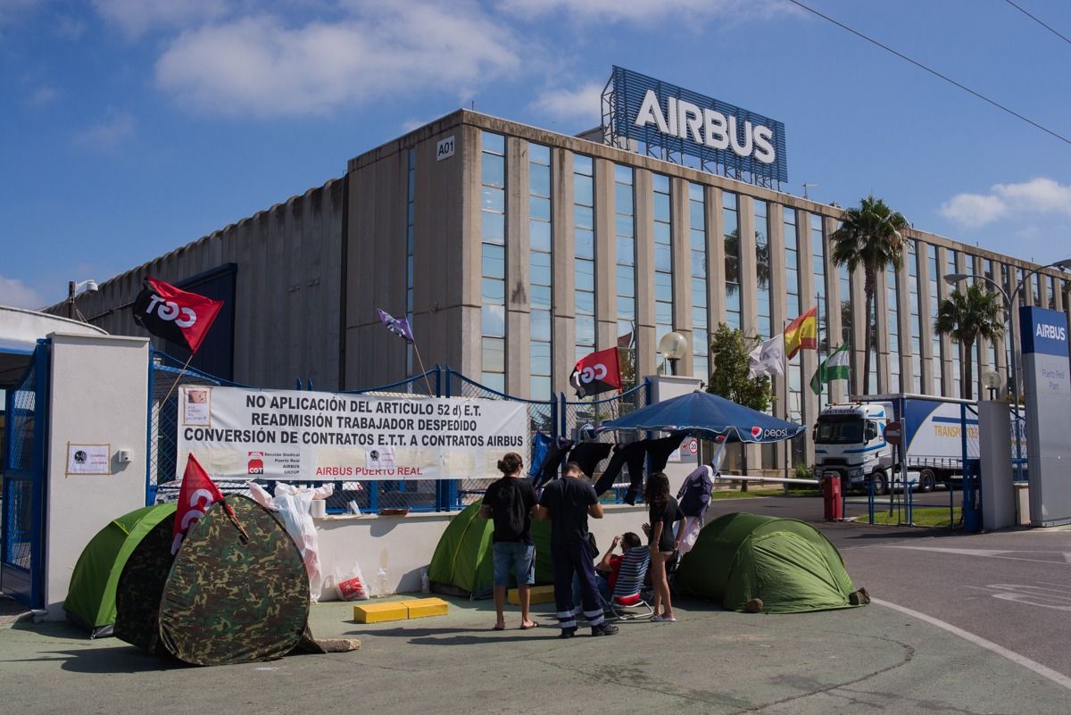 Sindicalistas de CGT Airbus en Puerto Real, de acampada frente a la factoría, en una protesta anterior. MANU GARCÍA