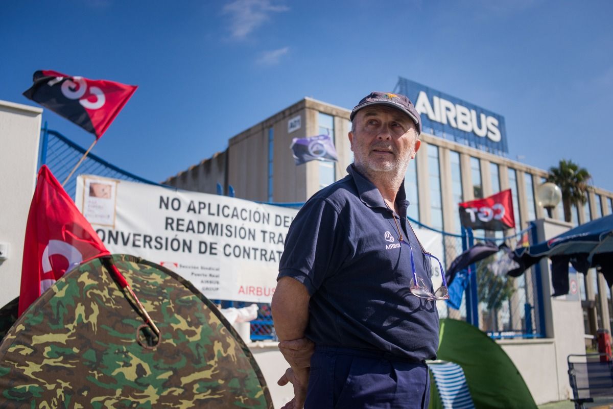 Antonio Barce, de acampada frente a la factoría de Airbus en Puerto Real. FOTO: MANU GARCÍA. 