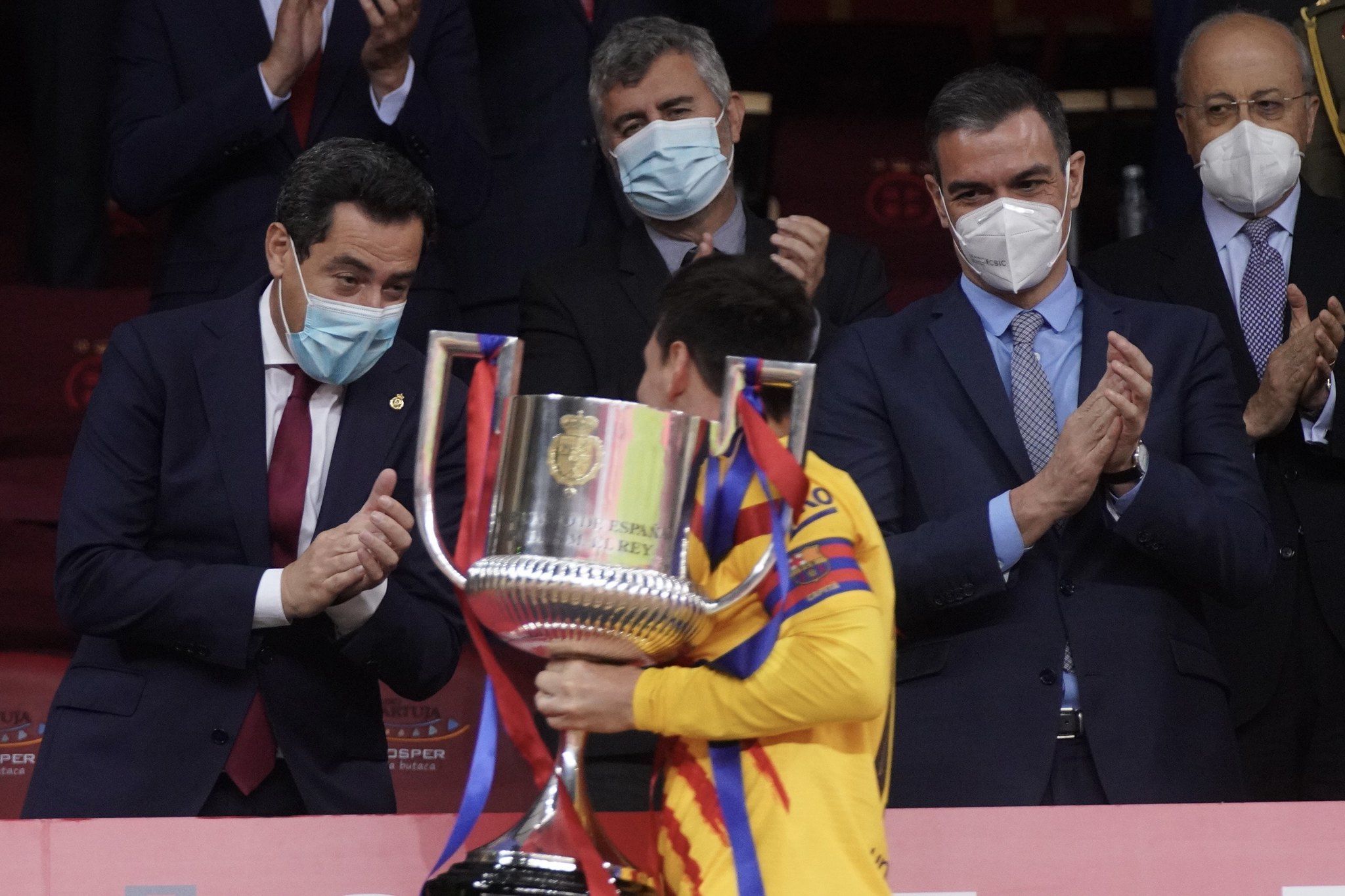 Moreno Bonilla, con Leo Messi y Pedro Sánchez, el pasado sábado en La Cartuja en la final de Copa.
