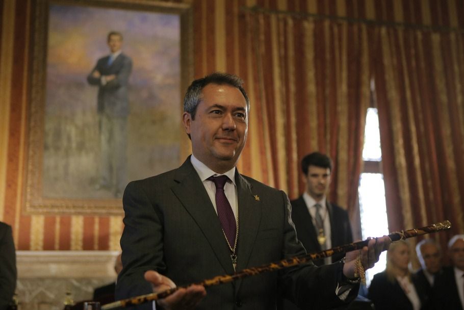El alcalde Juan Espadas, en su toma de posesión en 2015. FOTO: sevillasi.com
