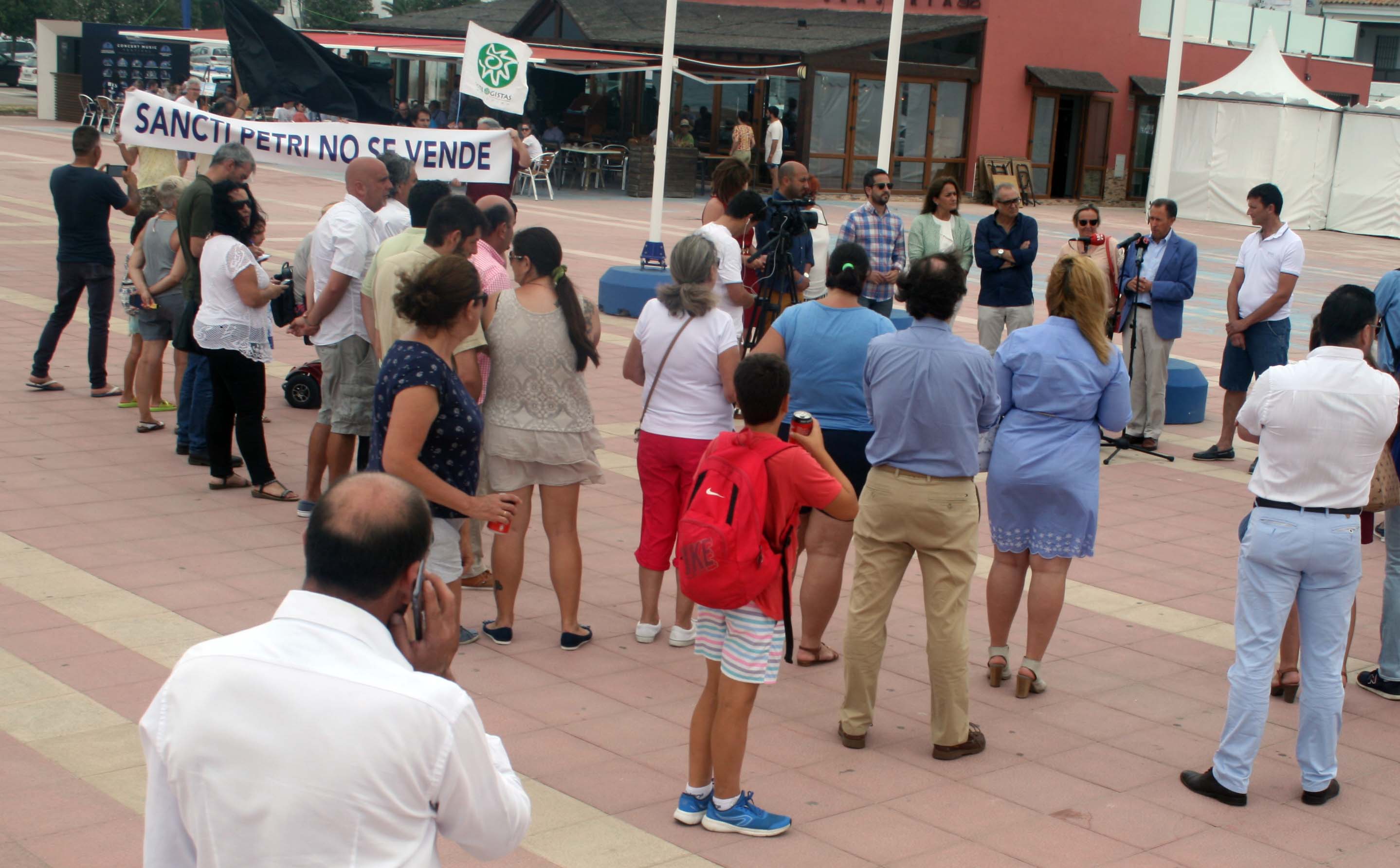 Protesta en Chiclana contra la especulación y el uso privado de Sancti Petri.