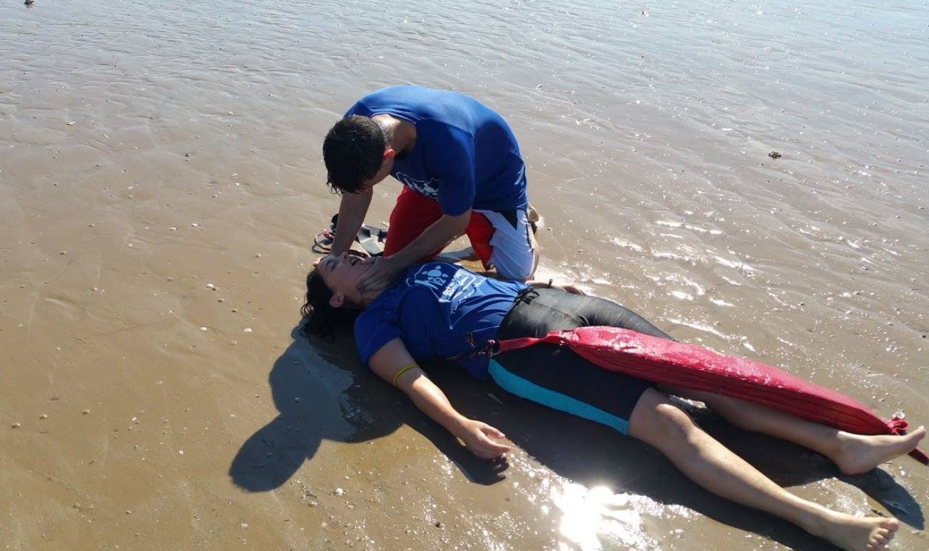 Simulacro de reanimación durante unas prácticas de rescate en Cádiz.