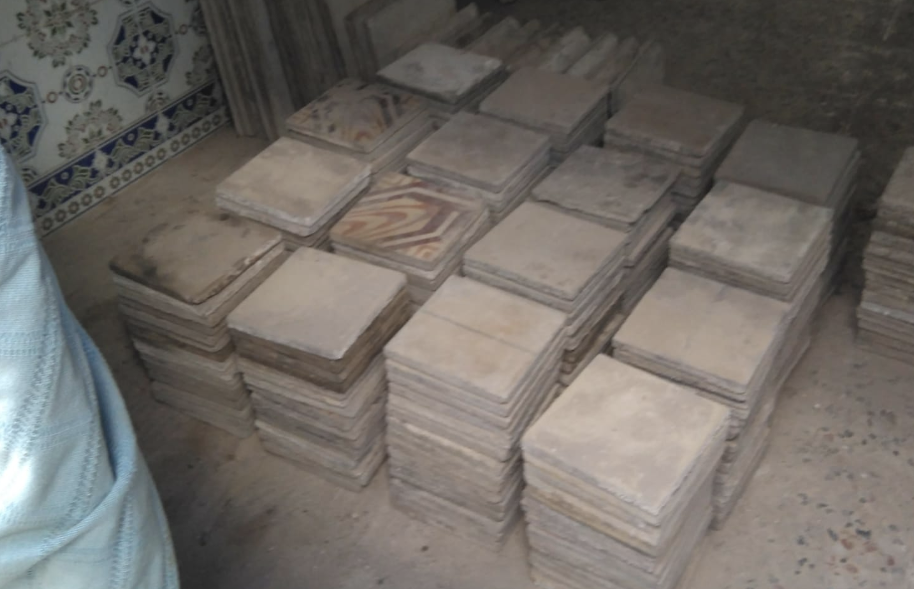 Losas hidráulicas limpias y apiladas tras ser retiradas del interior de una de las fincas y listas para ser vendidas en el mercado negro. CEDIDA