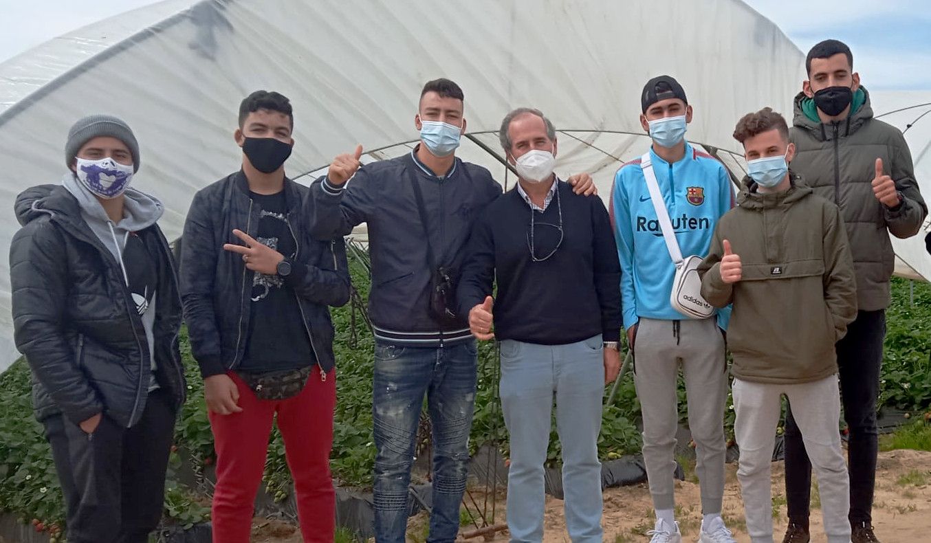 Bustillo, en el centro, junto a algunos de los chicos que han comenzado a trabajar en Huelva.