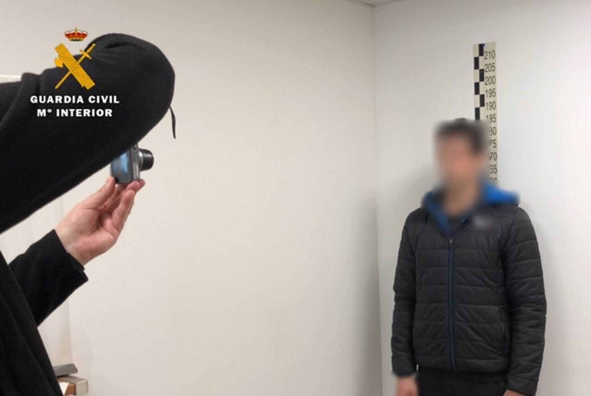 La Guardia Civil practica 35 detenciones en siete provincias por abusar sexualmente de menores a través de una web de citas.