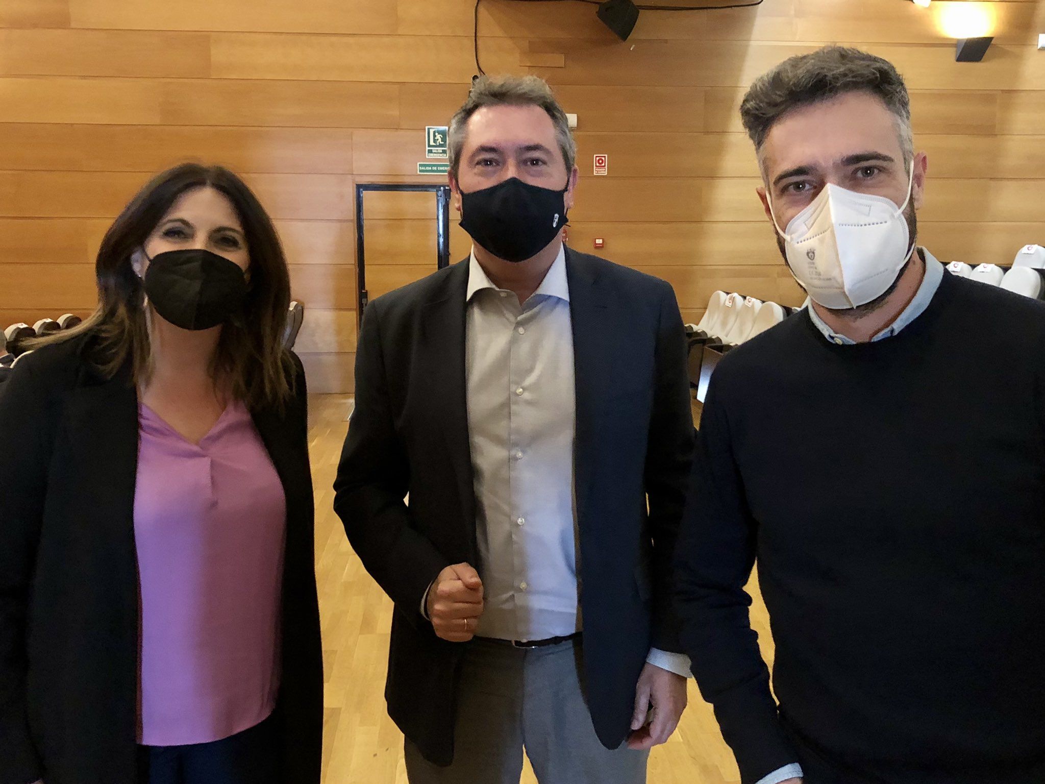 Ángeles Férriz, parlamentaria socialista, Juan Espadas y el diputado Felipe Sicilia, en Jaén, este miércoles.