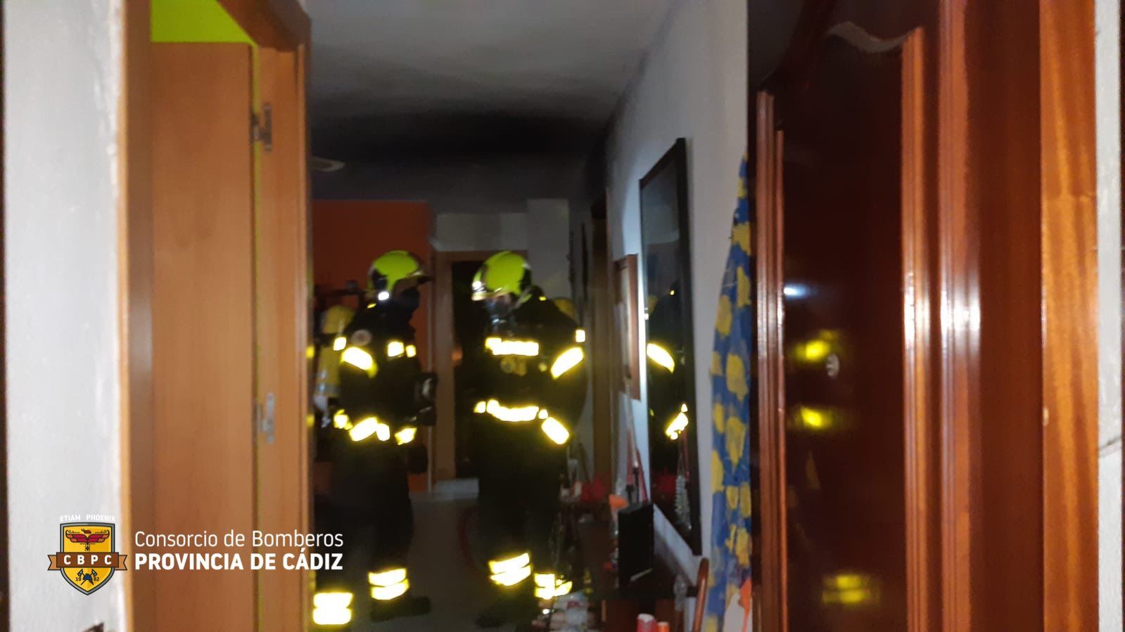 Una vecina de Cádiz sufre quemaduras en brazos y rostro al tratar de apagar un incendio en su piso.