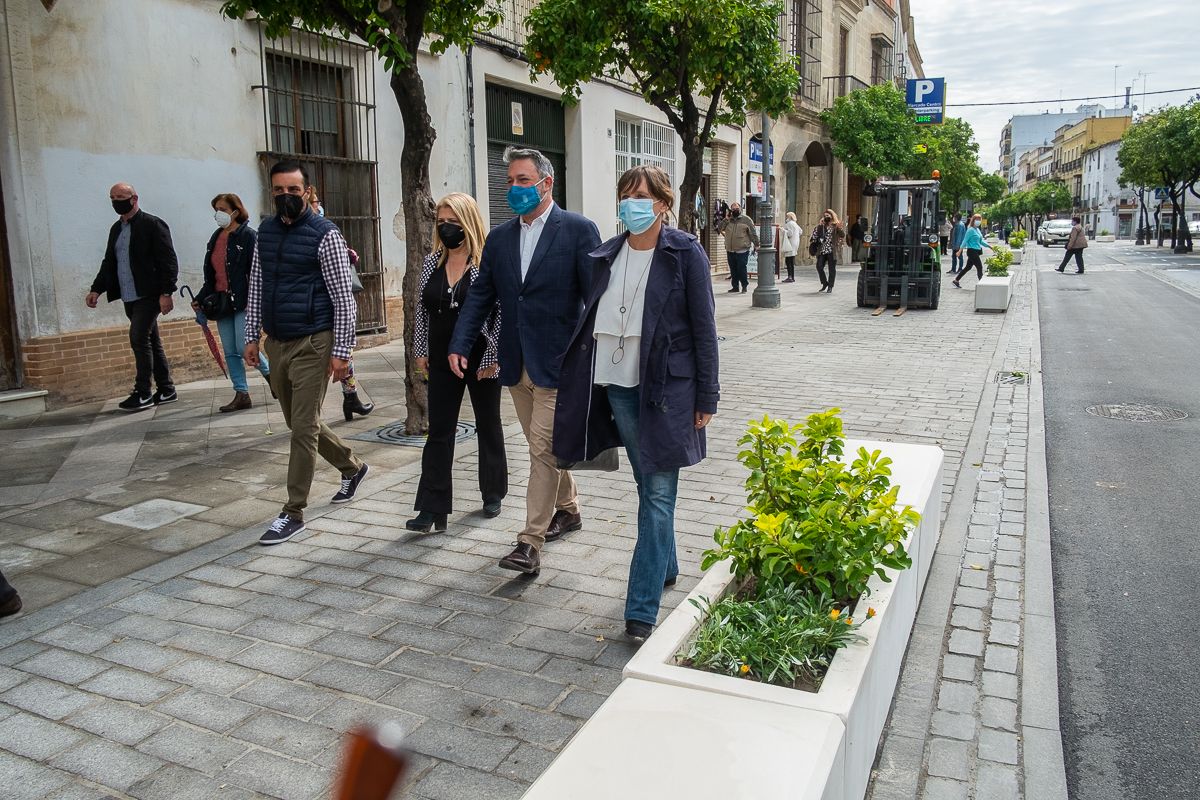 Miembros del gobierno local, con la alcaldesa al frente, en un paseo por Corredera, en Jerez.