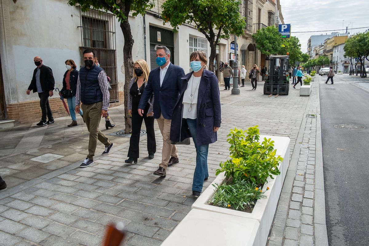 Miembros del gobierno local, con la alcaldesa al frente, en un paseo por Corredera, en Jerez.