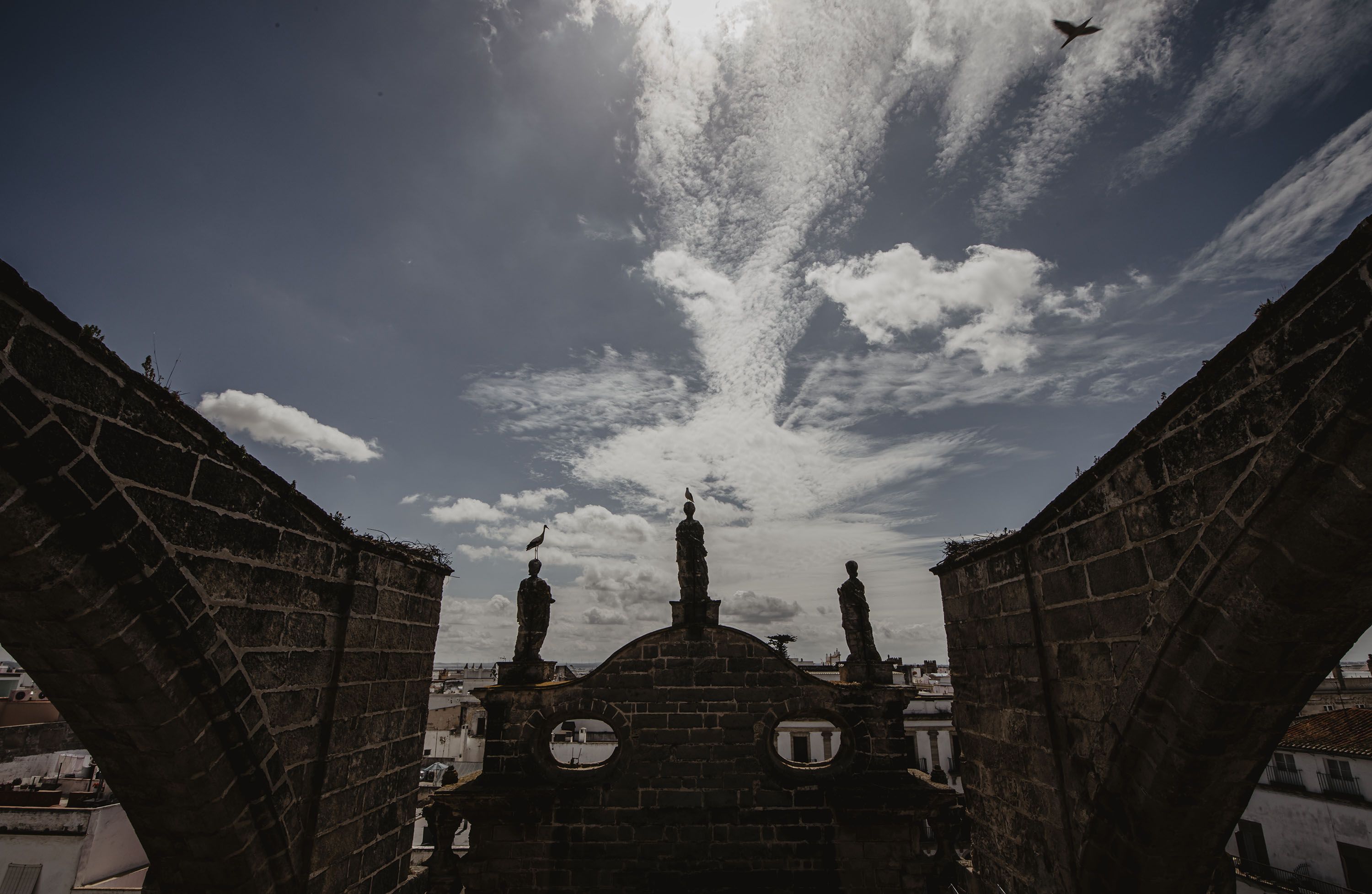 La Fe, La Esperanza y La Caridad, presidiendo la fachada. La Fe, La Esperanza y La Caridad, presidiendo la fachada.