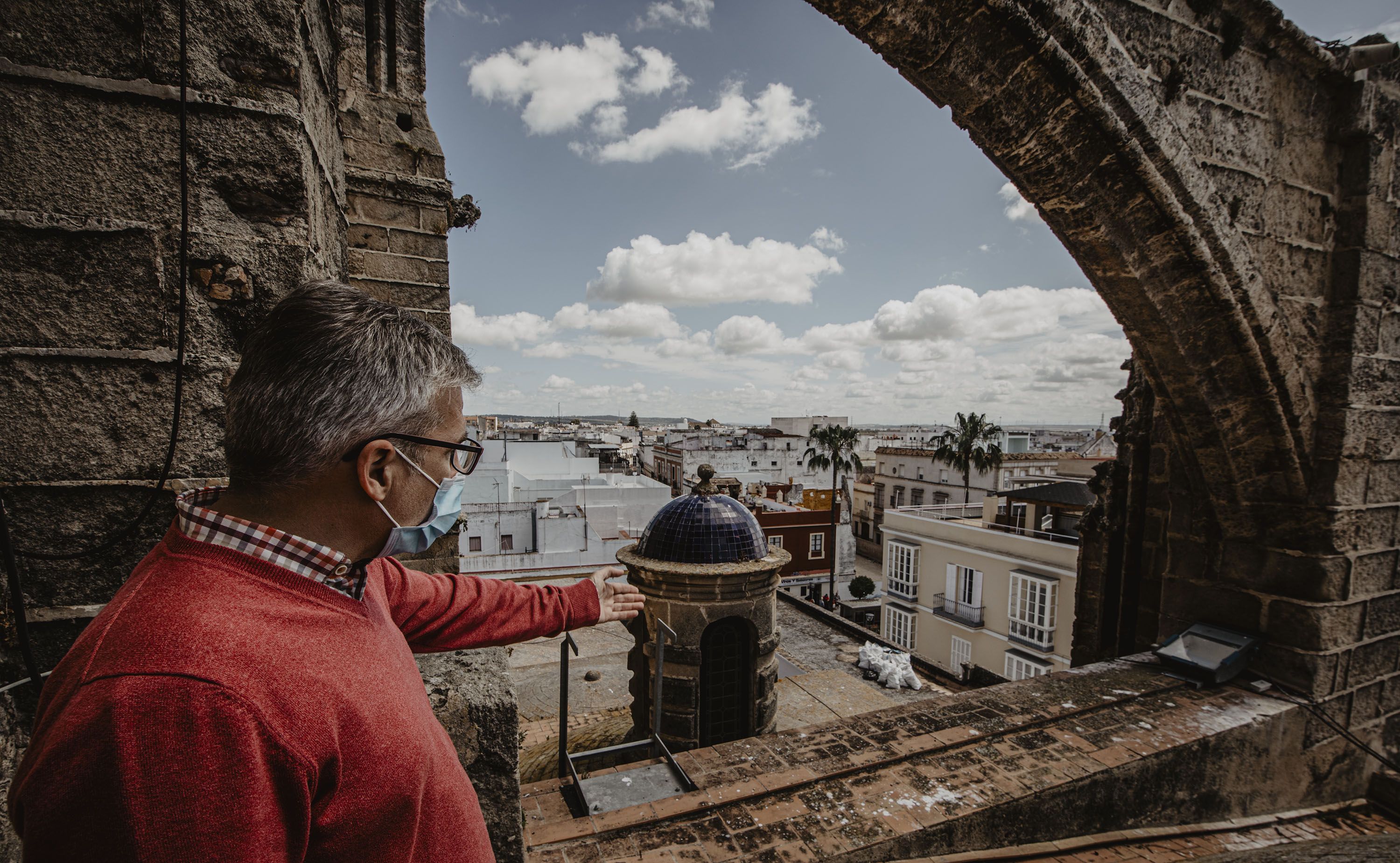 Al fondo, restos recogidos el mes pasado, que vuelven a aparecer por acciones de las cigüeñas y de la maleza que crece. Al fondo, restos recogidos el mes pasado, que vuelven a aparecer por acciones de las cigüeñas y de la maleza que crece.