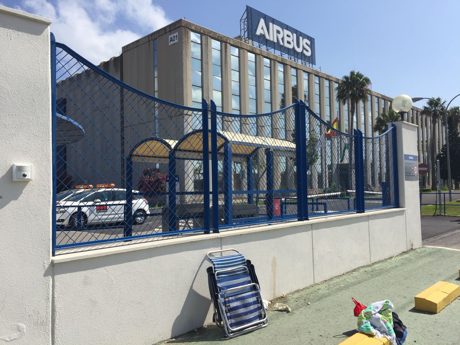 Los sindicalistas de Airbus retiran la acampada frente a la factoría en Puerto Real, tras llegar a un acuerdo con la empresa. FOTO: LAVOZDELSUR.ES.