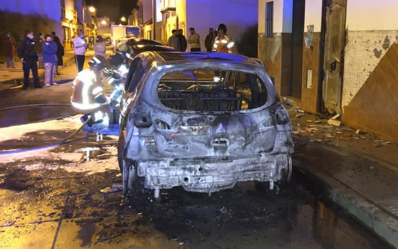 Vehículos calcinados en Ayamonte.