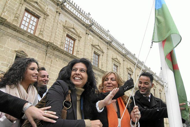 Izado de la bandera del pueblo gitano en el Parlamento de Andalucía. 
