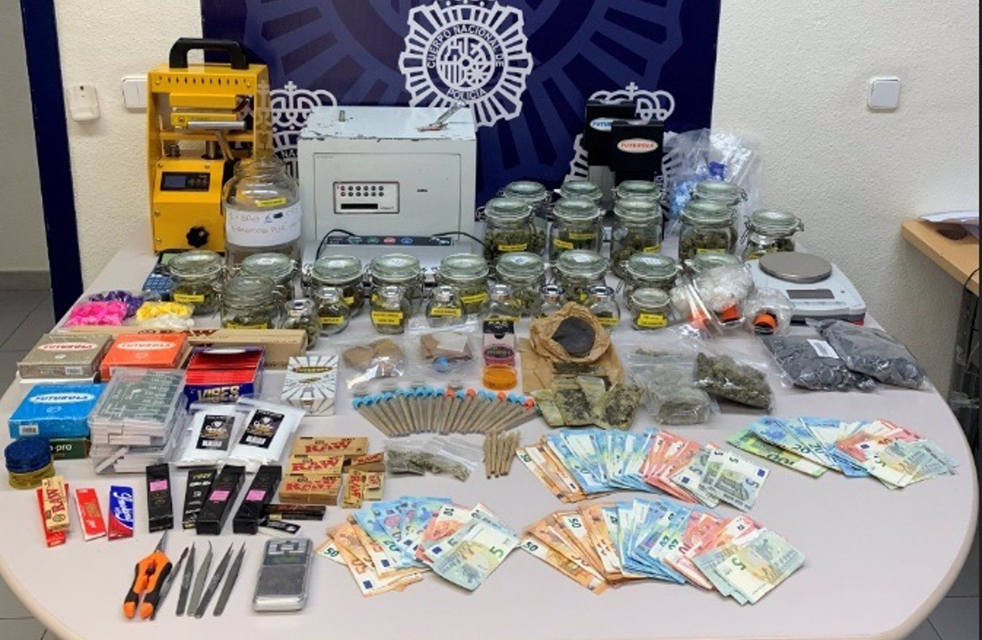 El acceso con llaves magnéticas delata a un club de cannabis que vendía droga en Estepona. El acceso con llaves magnéticas delata a un club de cannabis que vendía droga en Estepona.
