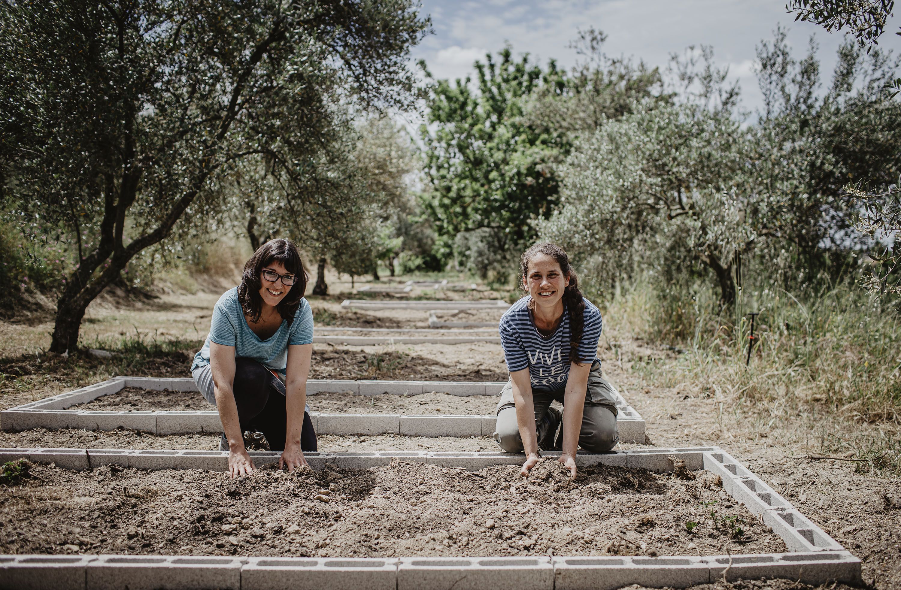 Marta García Portela y María del Mar Gil, de La buena siembra, en la finca que explotan en Torremelgarejo.