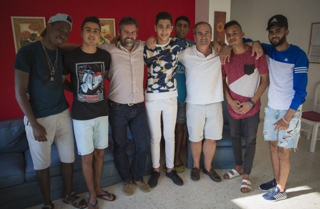 David Lorenzo y Michel Bustillo junto a jóvenes inmigrantes. FOTO: JAIME CORCHERO. 
