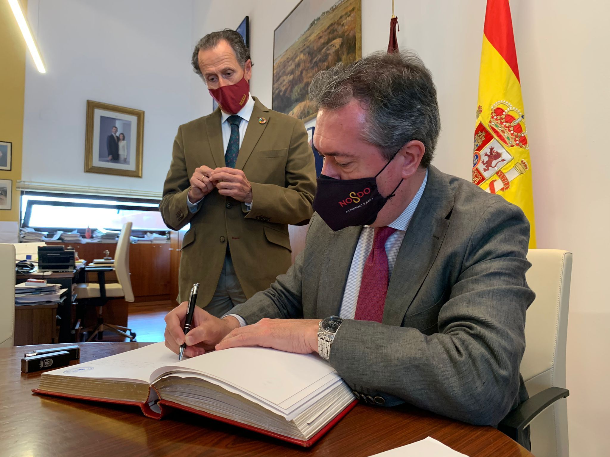 Juan Espadas firma en el Libro municipal de Chiclana junto a José María Román.