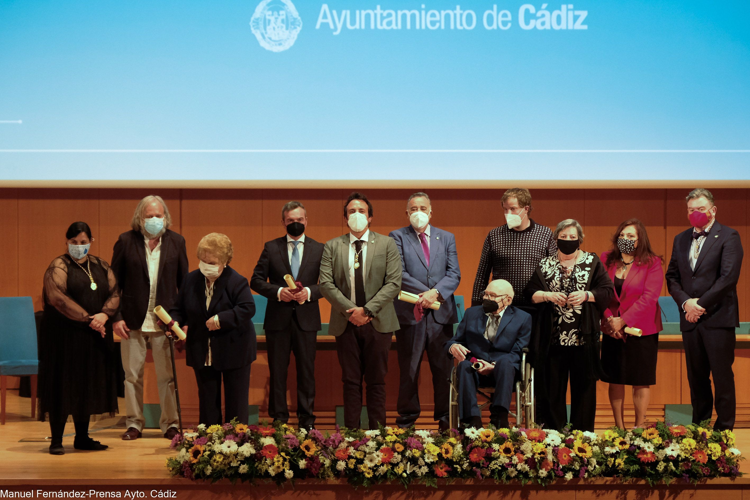 Los "imprescindibles" hijos predilectos y adoptivos de Cádiz celebran "la vida y las vidas".
