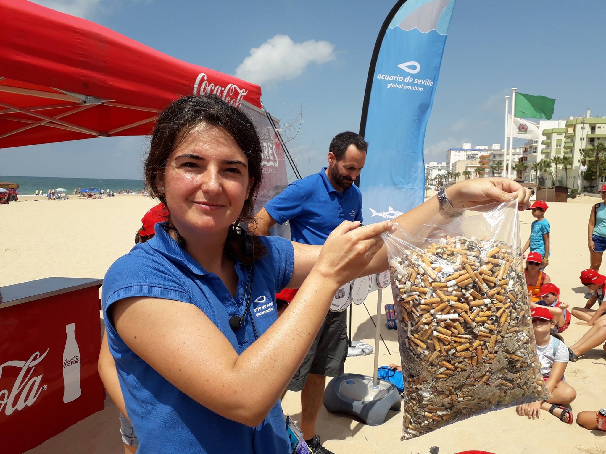 Una de las voluntarias que participaron en la limpieza de la playa de Rota.