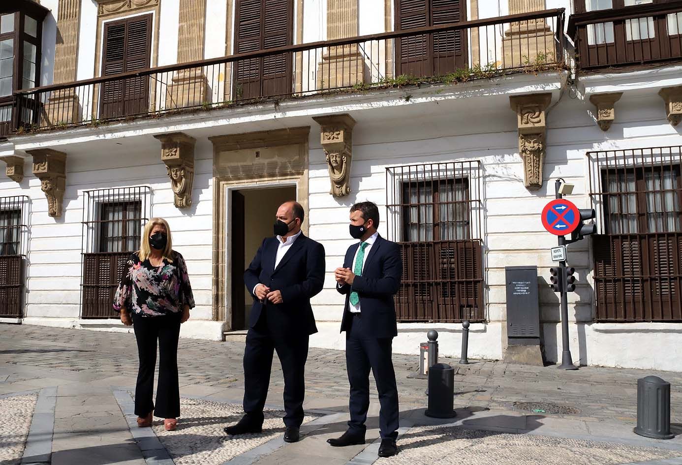 Fulgencio Meseguer, el conocido empresario que implantó con éxito una jornada laboral de cuatro días, frente al Palacio de la Condesa de Casares.