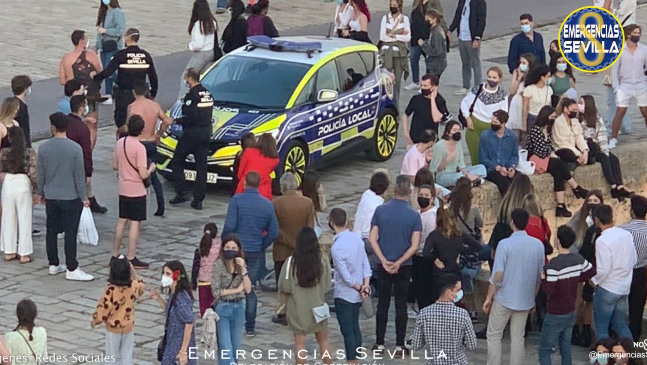 La Policía identifica al hombre que se lanzó al río desde el puente de Triana. La Policía identifica al hombre que se lanzó al río desde el puente de Triana.