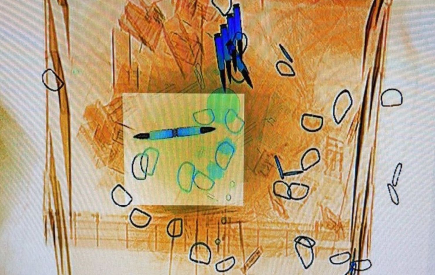 Imagen de las cartas con amenazas que el vigilante de seguridad no detectó. Imagen de las cartas con amenazas que el vigilante de seguridad no detectó.