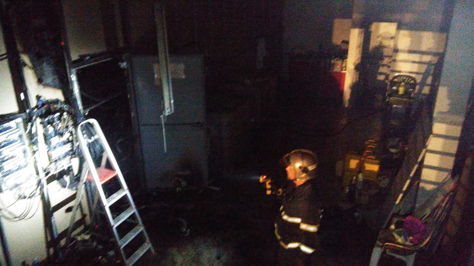 El interior de una de las naves tras el incendio. FOTO: BOMBEROS DE LA PROVINCIA DE CÁDIZ. 