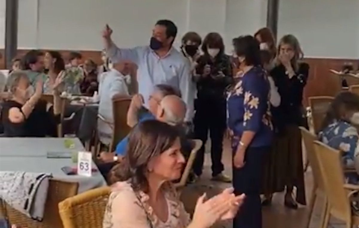 Los sevillanos piden a Moreno que les deje ir "a la playa, a la playa" con aplausos.