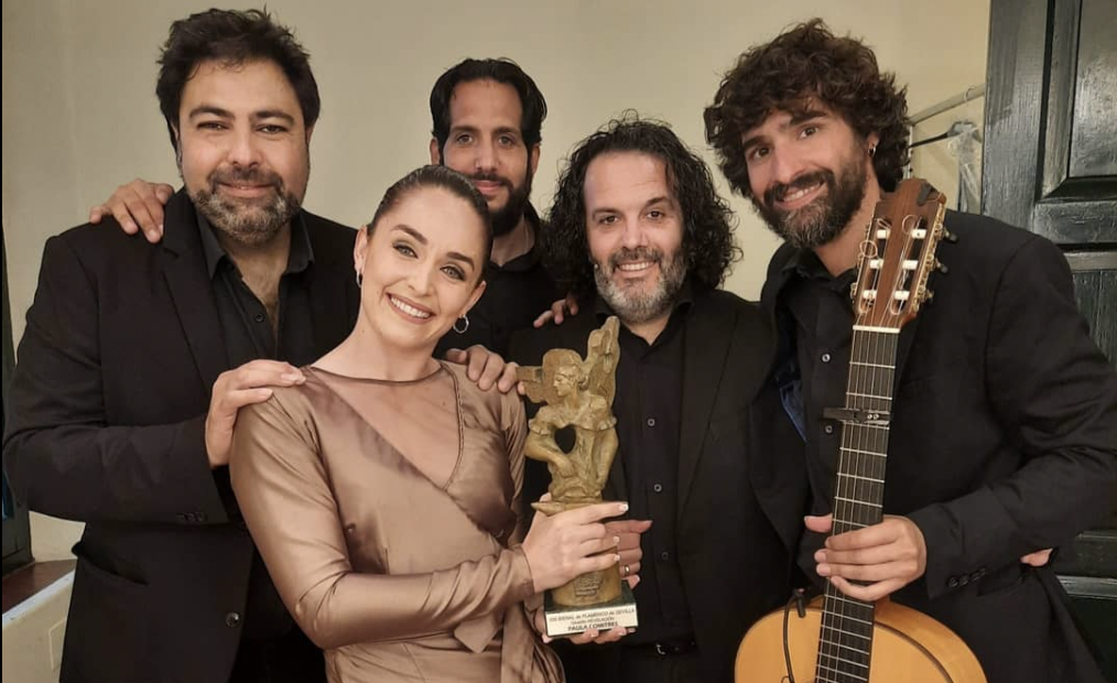 Paula Comitre, Giraldillo Revelación, junto al equipo artístico con el que bailó en la gala celebrada este pasado domingo.