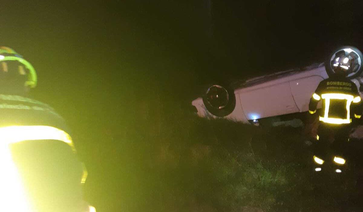 Los bomberos trabajan en la zona tras el accidente mortal en Tarifa.