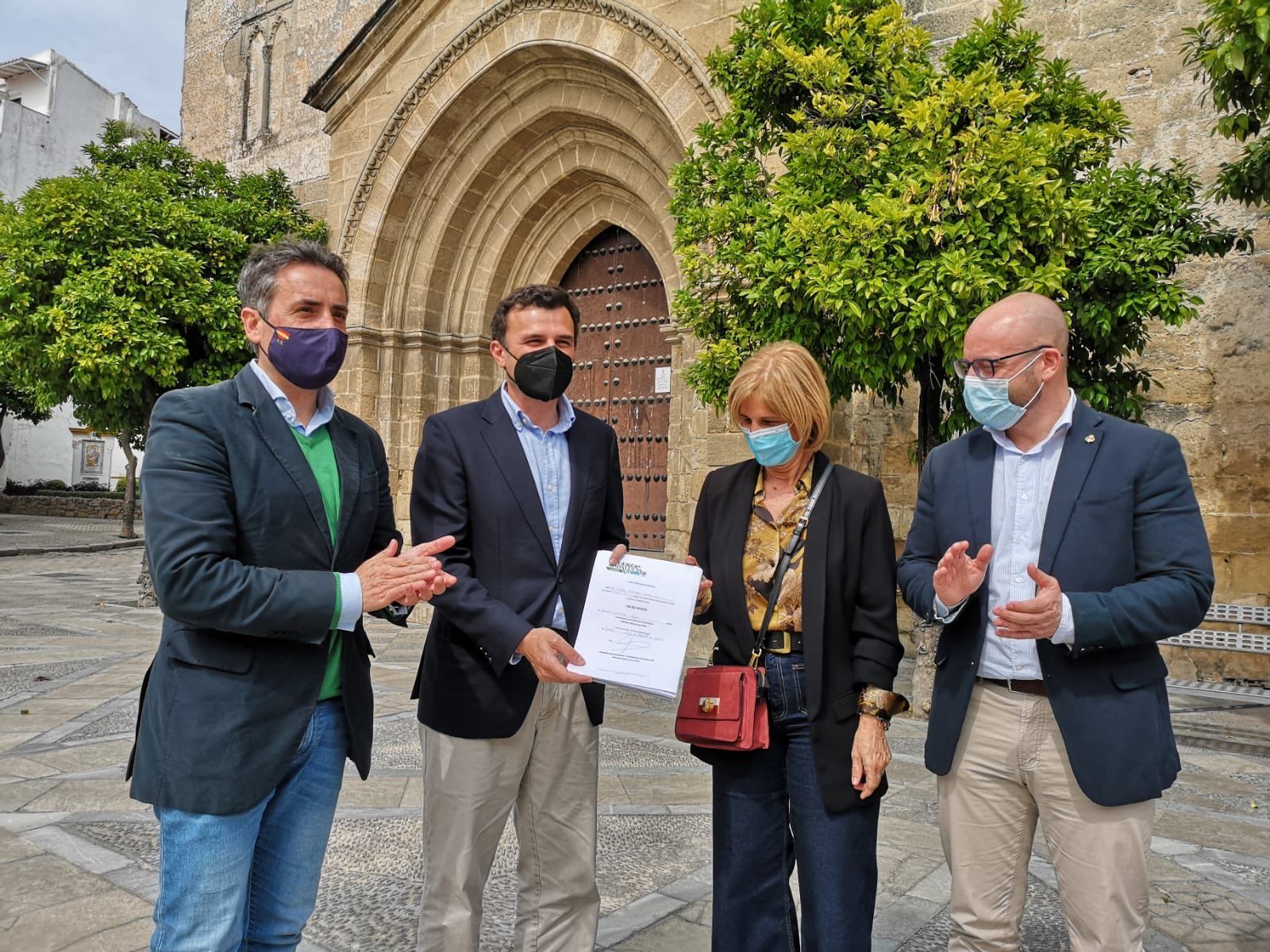 Antonio Saldaña y María José García-Pelayo entregan a Bruno García y Germán Beardo los avales del PP de Jerez para su candidatura en el congreso provincial extraordinario de mayo.