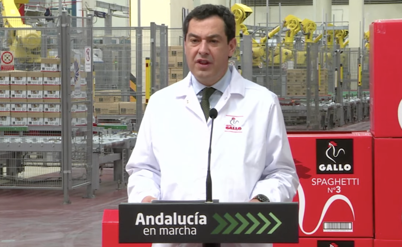 Andalucía "aliviará" esta semana las limitaciones de movilidad y para la actividad económica. En la imagen, Moreno Bonilla, este lunes en El Carpio, Córdoba, atendiendo a los medios.