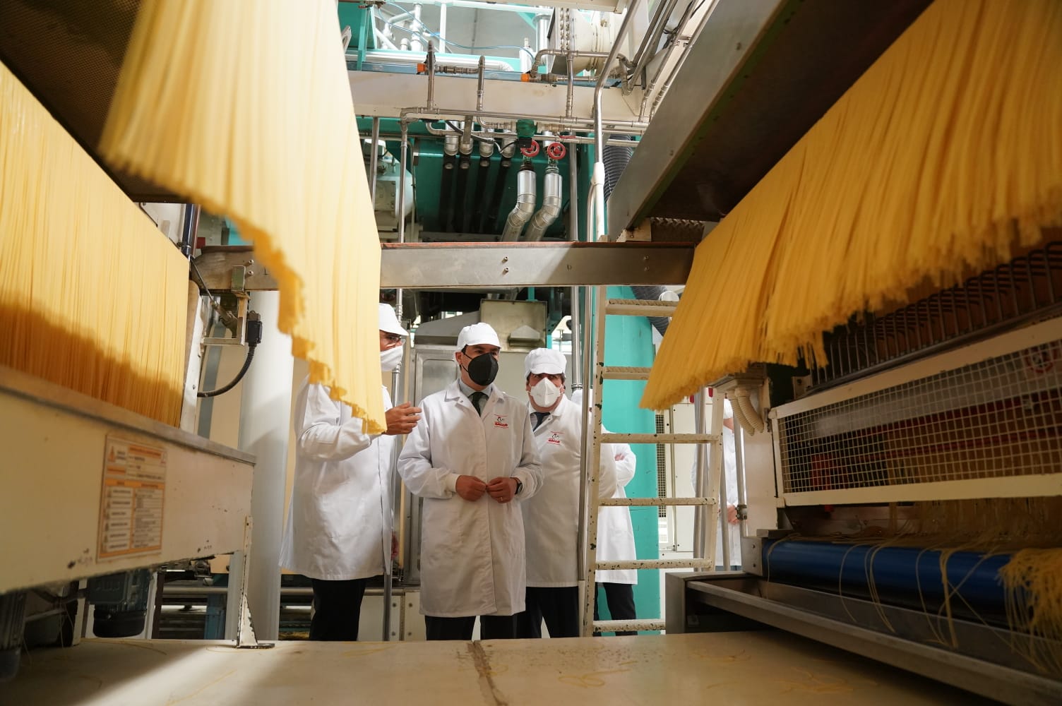 Moreno, durante su visita de este lunes a la sede de Pastas Gallo en El Carpio, Córdoba.