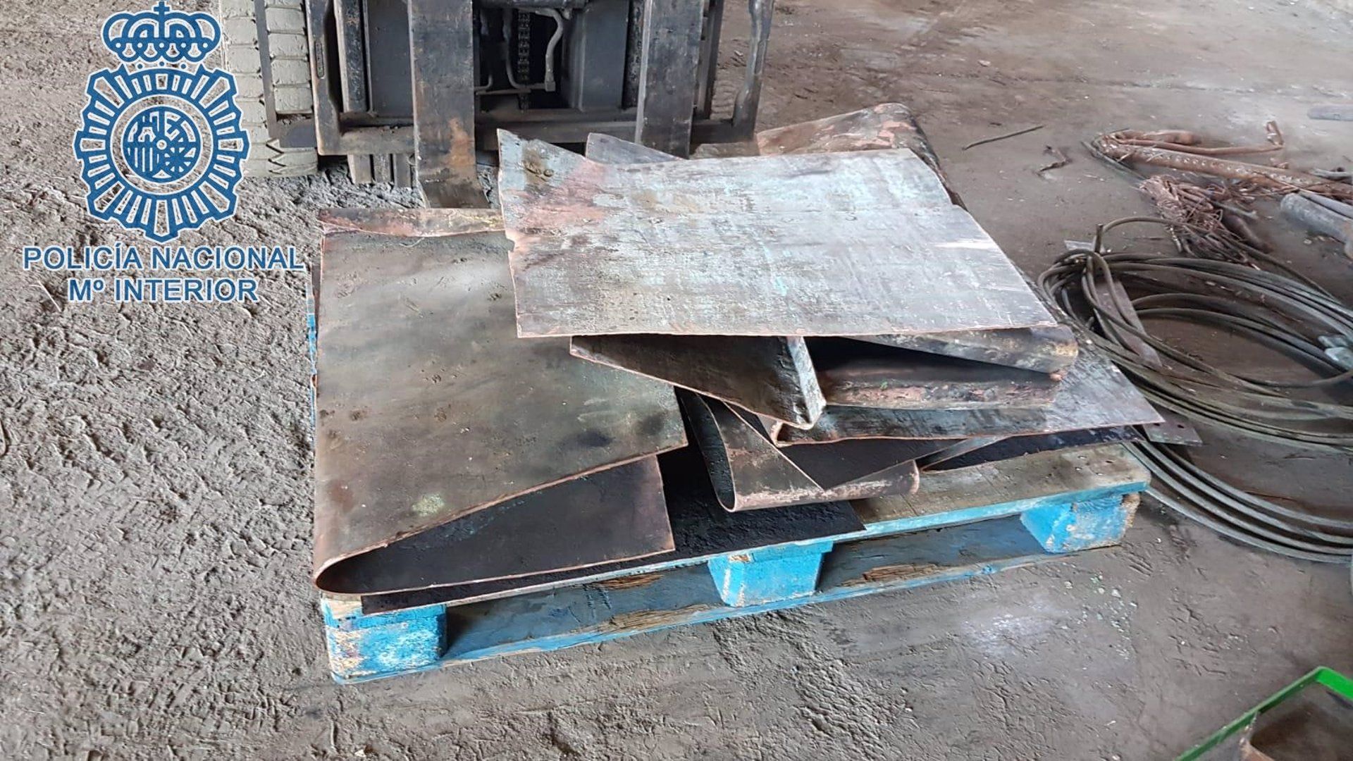 Detenidos por robar piezas el monumento "Huevo de Colón" del parque de San Jerónimo de Sevilla.