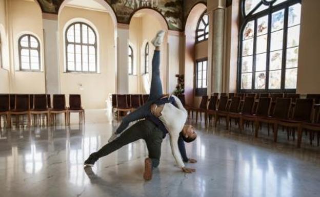 'Un día cisne en el teatro', de la compañía de danza Iker Gómez, en el Falla de Cádiz.