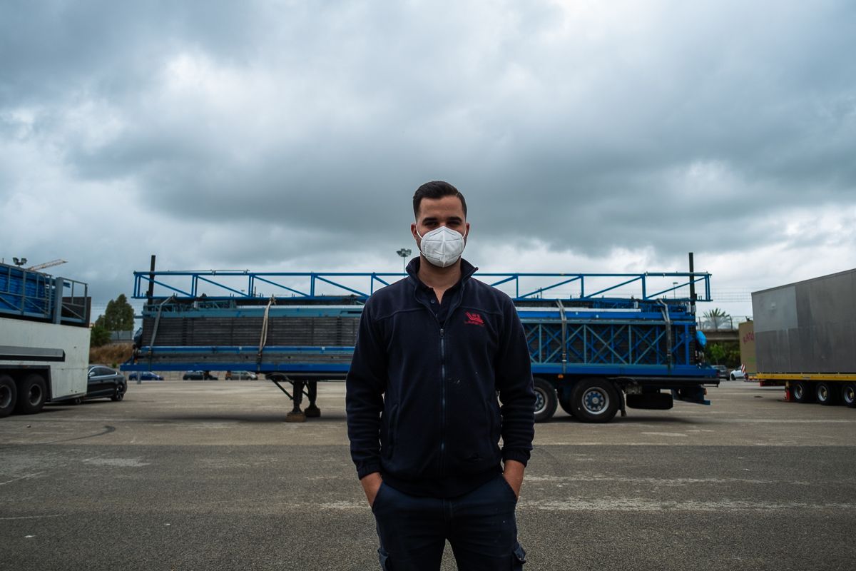 José Manuel Sollo, feriante, frente a la estructura de su atracción, los coches de choque, este lunes en Jerez.