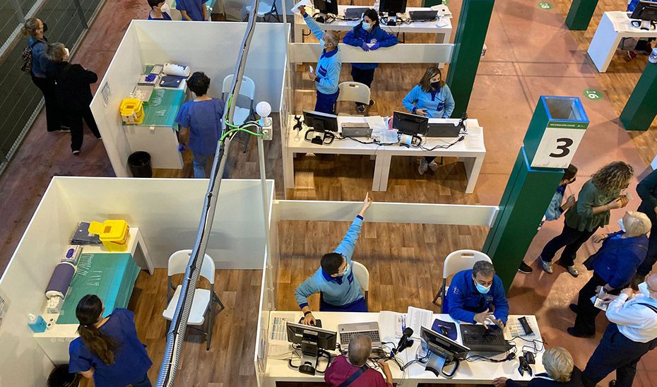 Los boxes habilitados en el estadio de la Cartuja para vacunar masivamente a la población.