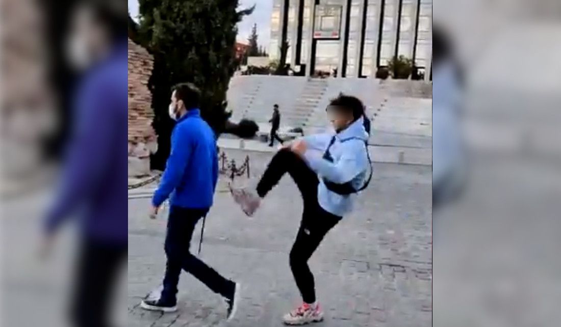 Un momento de la patada del menor al guardia civil.