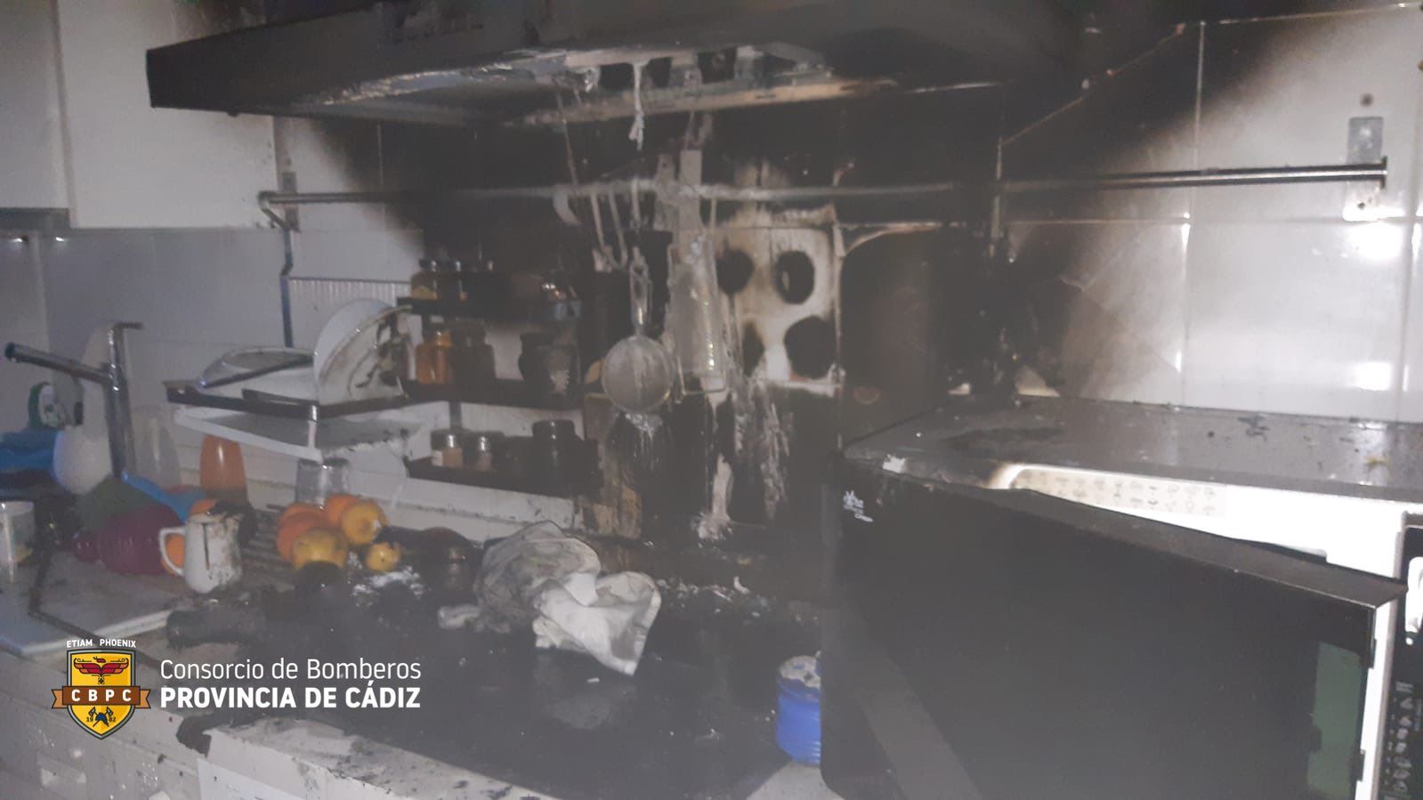 Evacuada al hospital tras arder su cocina en una undécima planta del Paseo Marítimo de Cádiz.