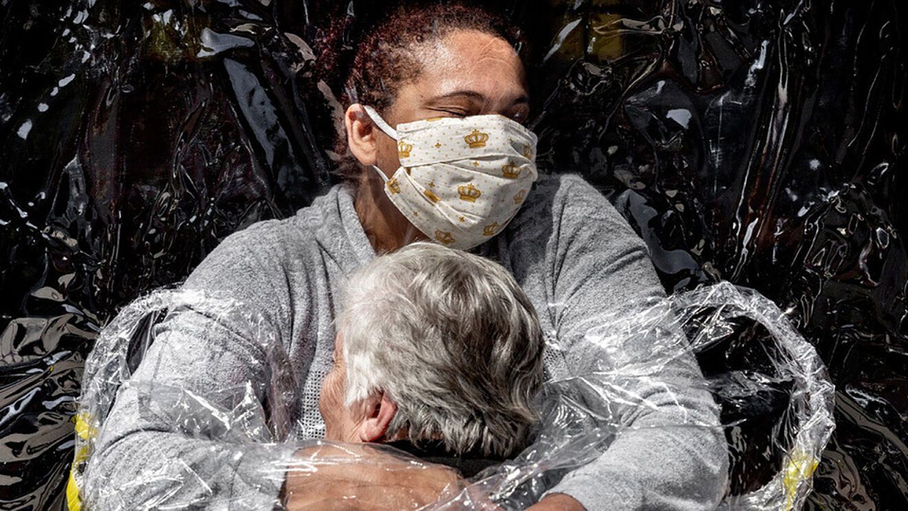 'El primer abrazo', la foto de Mads Nissen que ha ganado el World Press Photo 2021, y que puede verse en Sevilla.