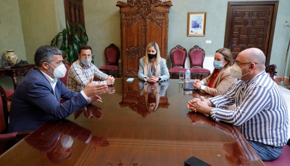 Lucia Trujillo y el alcalde de Rota, en la reunión sobre el campo de La Almadraba.