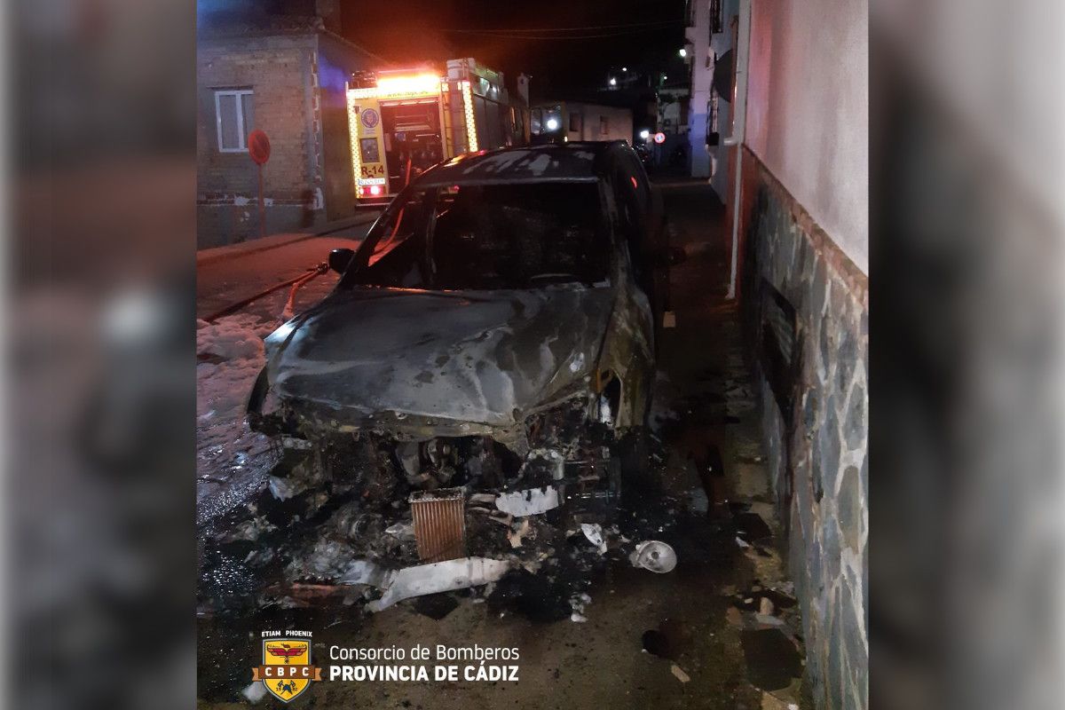 Estado en el que quedó el vehículo, en una imagen de los bomberos.