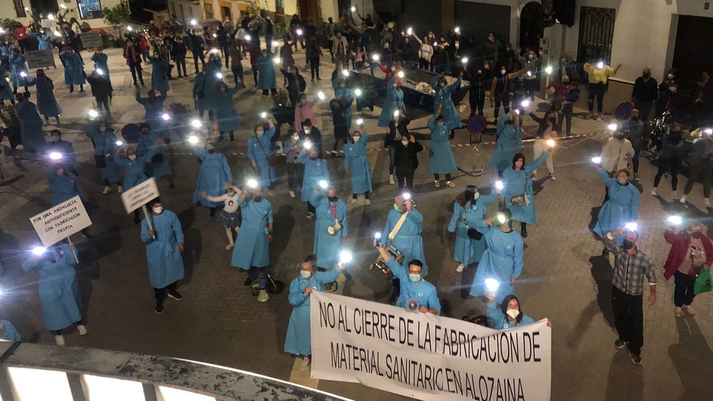 Trabajadores de Texlencor, fábrica de batas sanitarias de Alozaina, en una protesta.